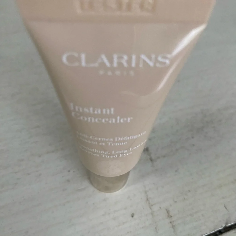 Clarins Paris Instant Concealer in 2.5 shade